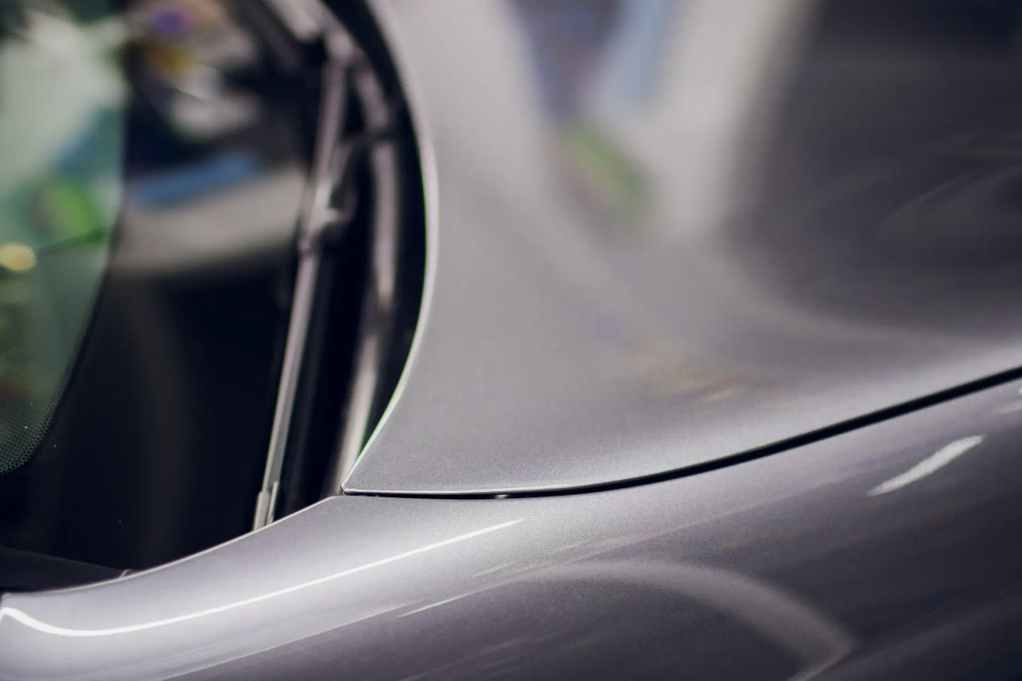 rysa na lakierze samochodowym